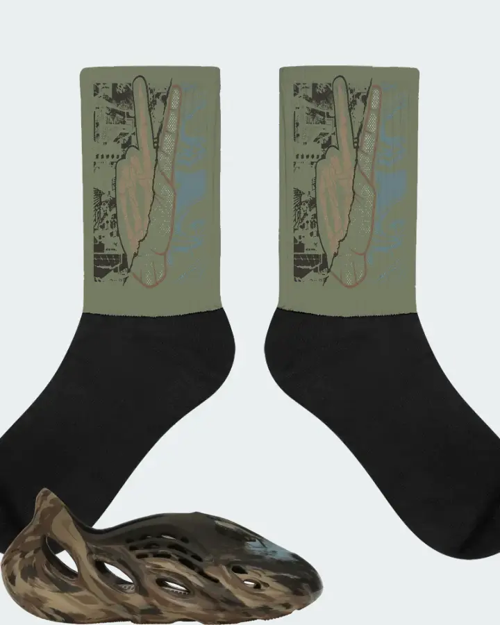 adidas Yeezy Foam RNR Sneaker Matching Olive Socks - Peace of mind